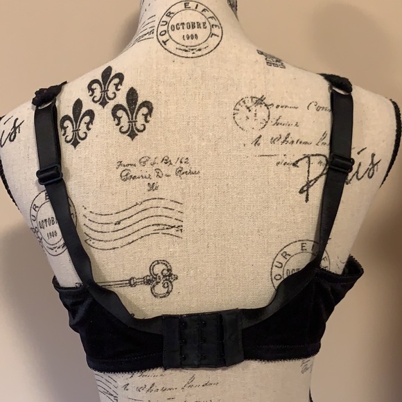 High support black bra with lace detail - Picture 2 of 3